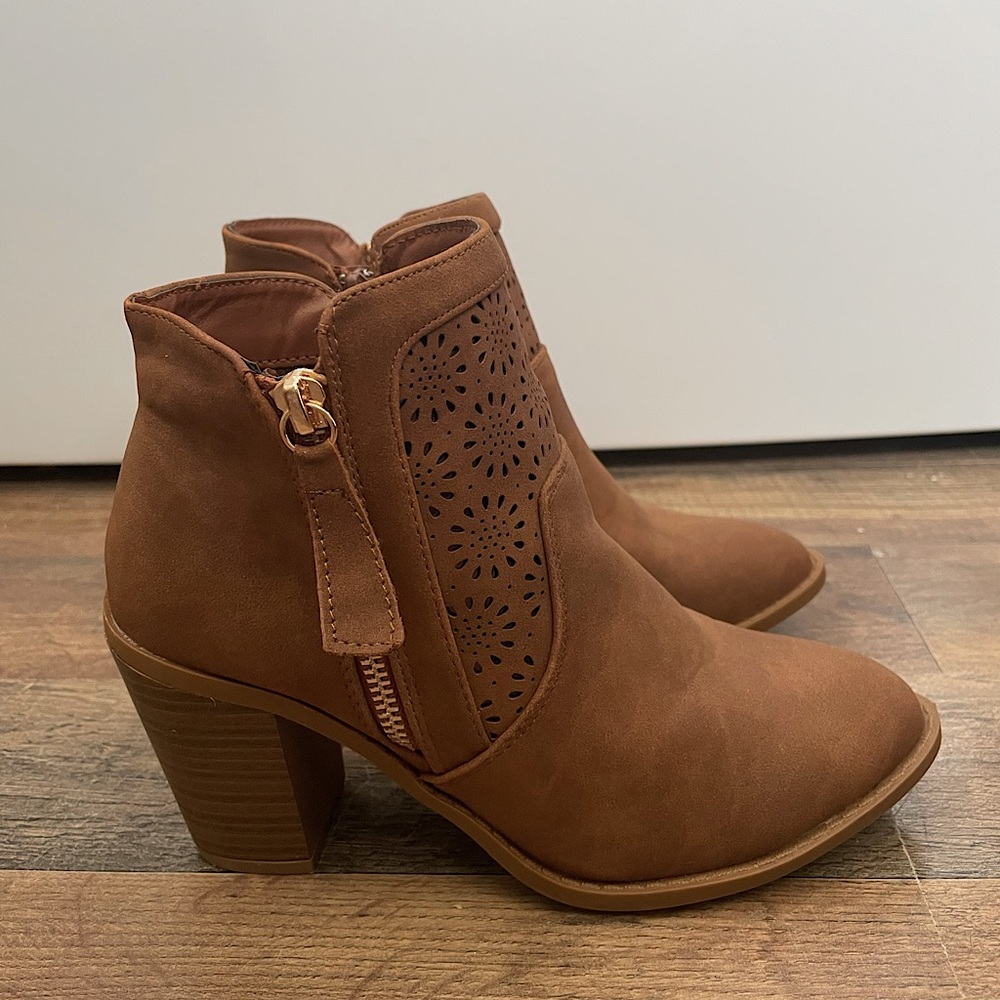 (SOLD)Lucita Heeled Ankle Booties ~ 6.5